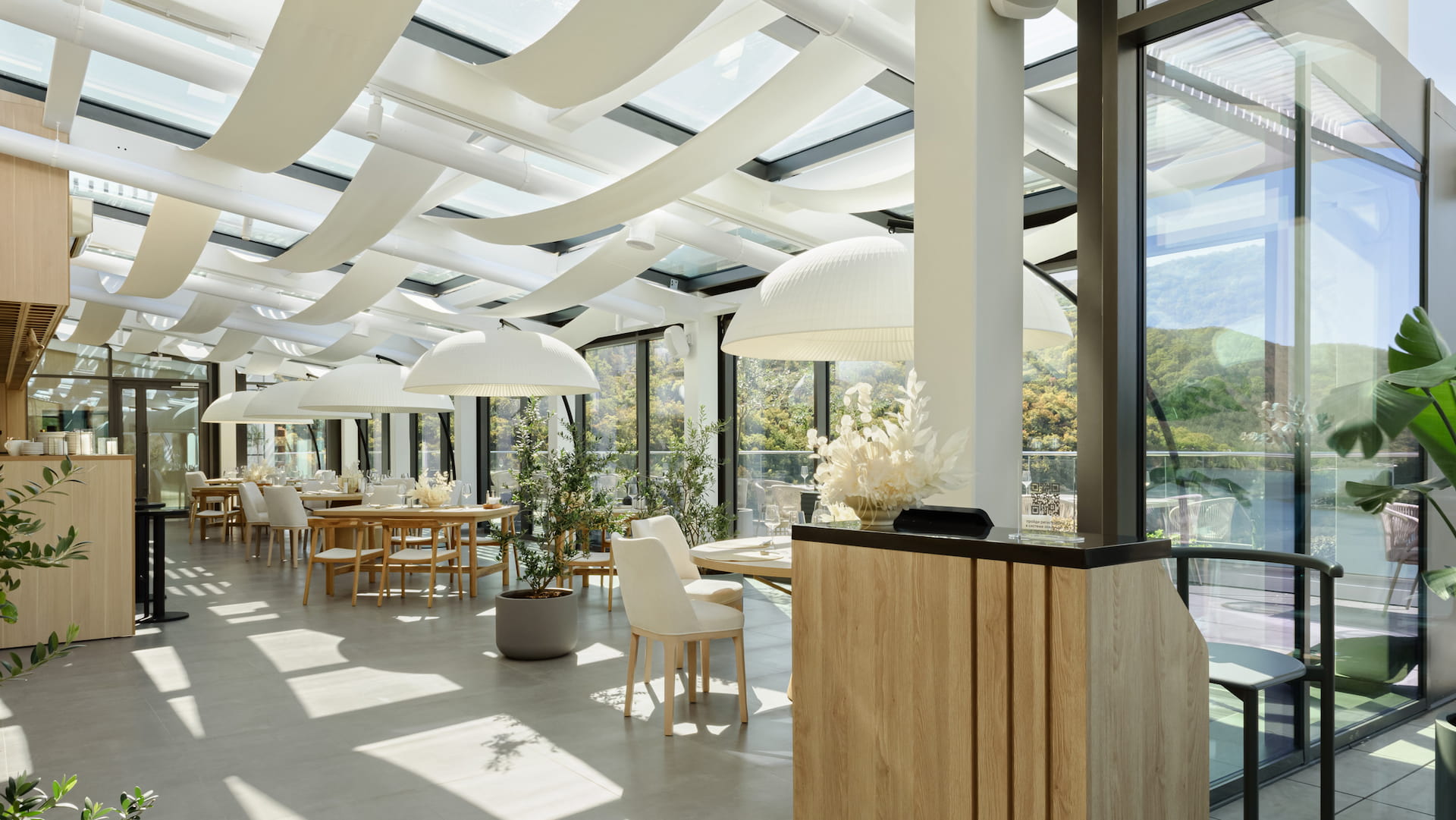 Торшеры Moon Room в интерьере ресторана SEVEN, Abrau Light Resort&Spa