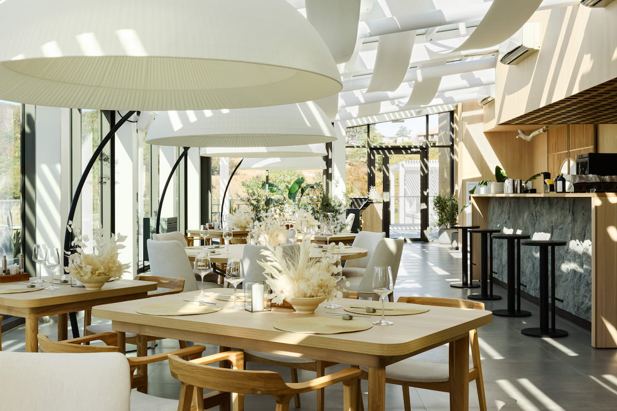 Торшеры Moon Room в ресторане SEVEN, Abrau Light Resort&Spa — крупный план
